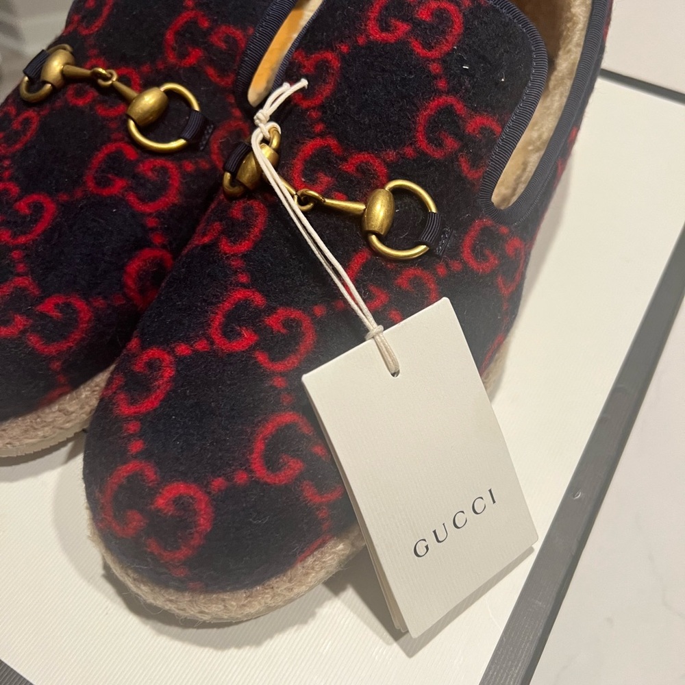 Gucci brand new size 8.5 navy/red Fria loafer